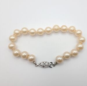 Vintage Cream Pearl Bracelet ☀️ 3/$40